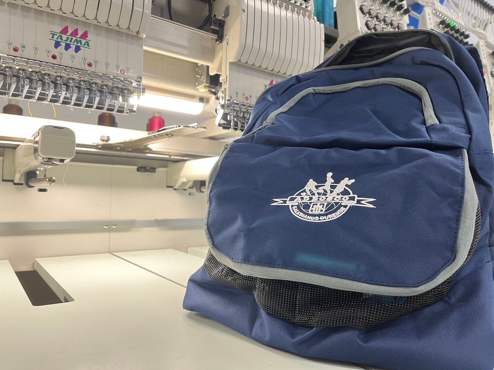 Detalle de un bordado sobre una prenda deportiva