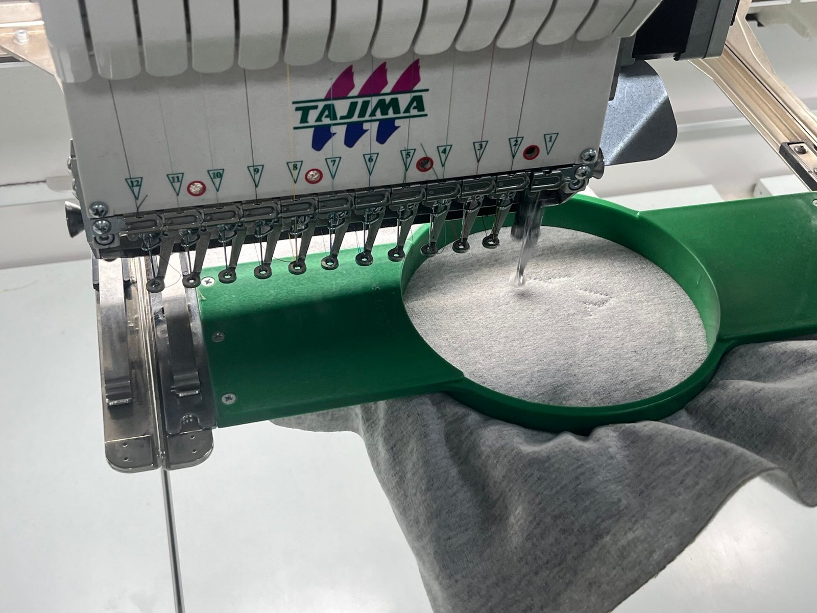 Detalle de la maquinaria de personalización de ABLAMA Sports